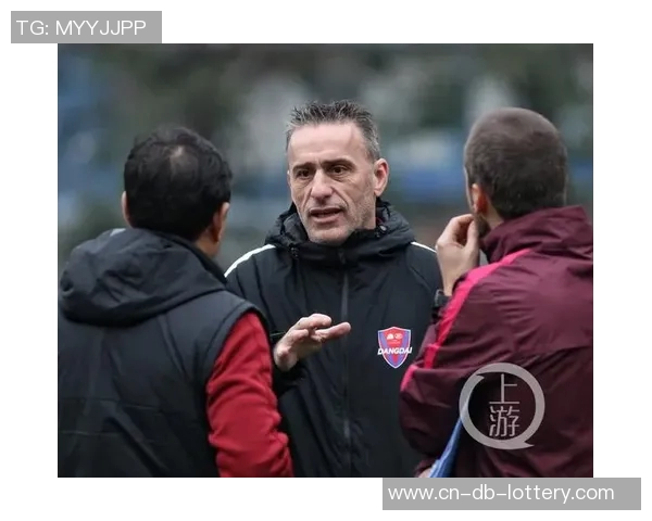 足球助理教练的职责与挑战如何提升球队战术执行力与球员发展潜力 足球助理教练的职责与挑战如何提升球队战术执行力与球员发展潜力